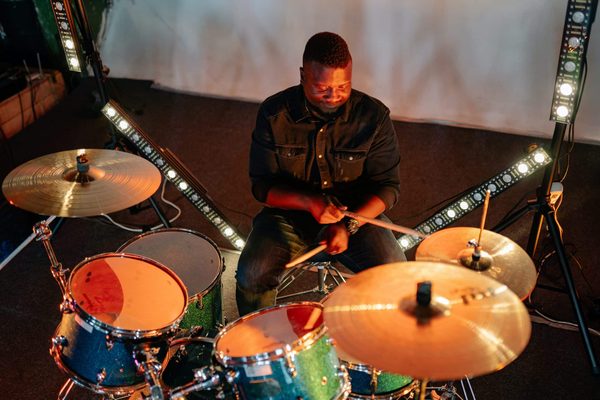 Apprendre à jouer de la batterie, c'est facile avec les cours par correspondance